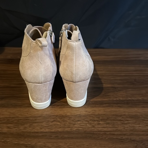 L. Paolo Women's Perforated Wedge Sneakers - Blush Pink, 10 - Picture 4 of 7